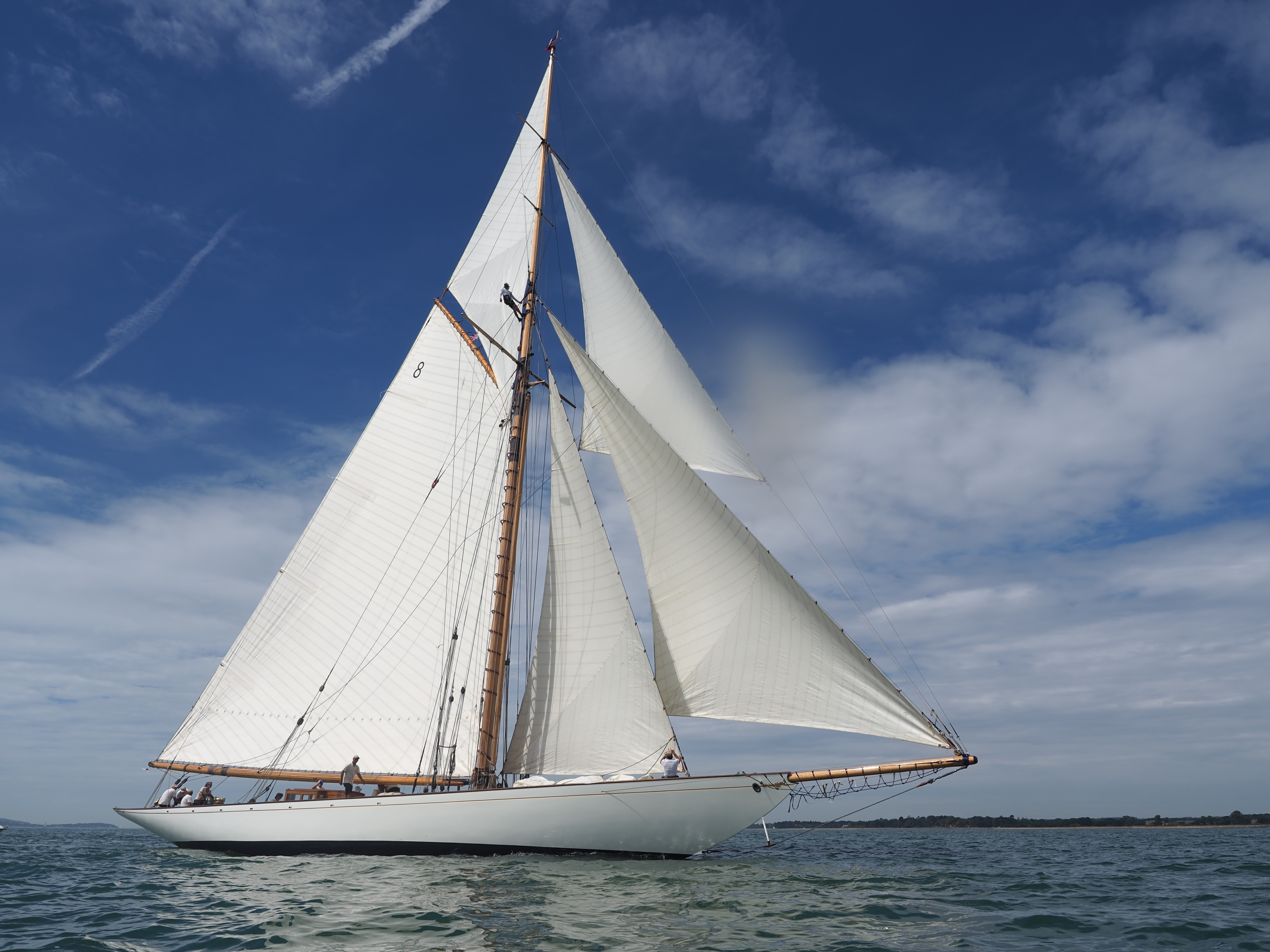 Cowes Monnbeam IV